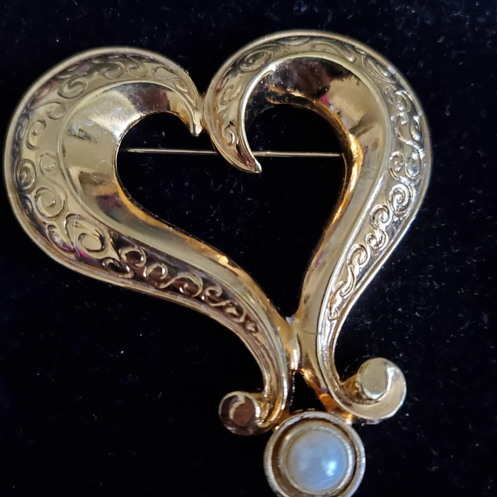 Vintage '80s Avon goldtone heart shaped brooch with faux pearl
